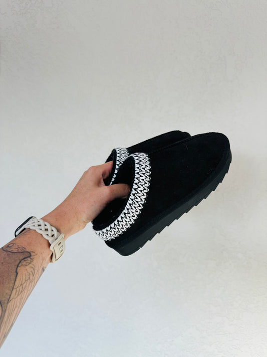 Girls Walking Into Autumn Black Slip-Ons RTS