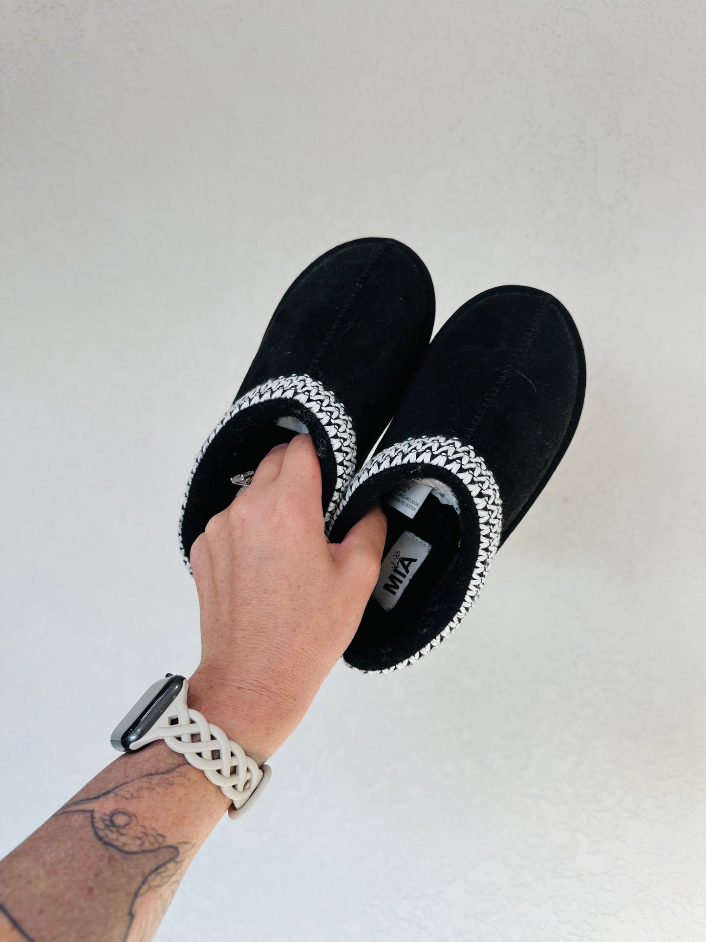 Girls Walking Into Autumn Black Slip-Ons RTS
